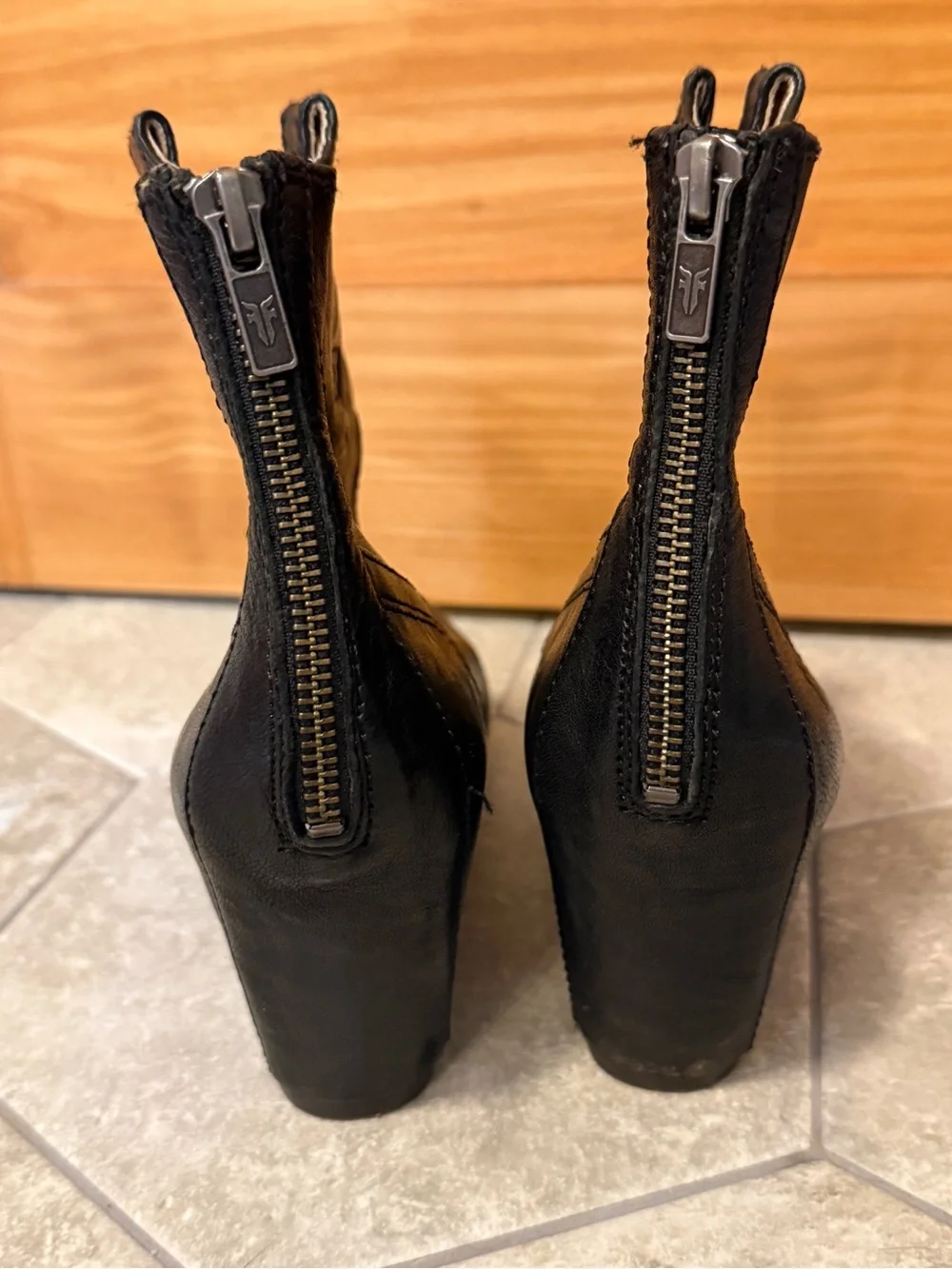 Frye Carson Black Leather Wedge Ankle Boots Zip Back Booties size 8.5M